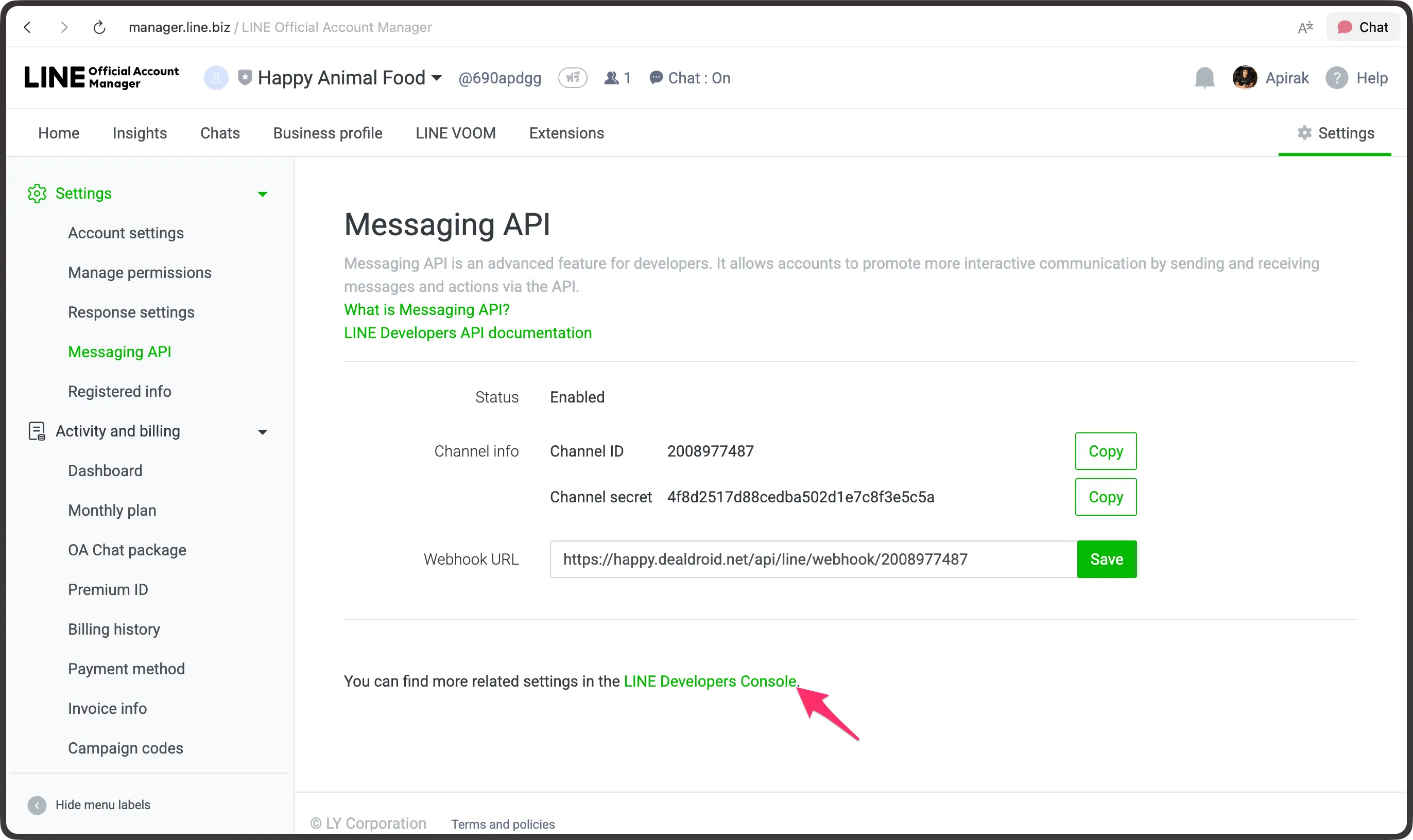 Messaging API settings page, arrow point at Webhook URL field and point at Link to Line Developers Console
